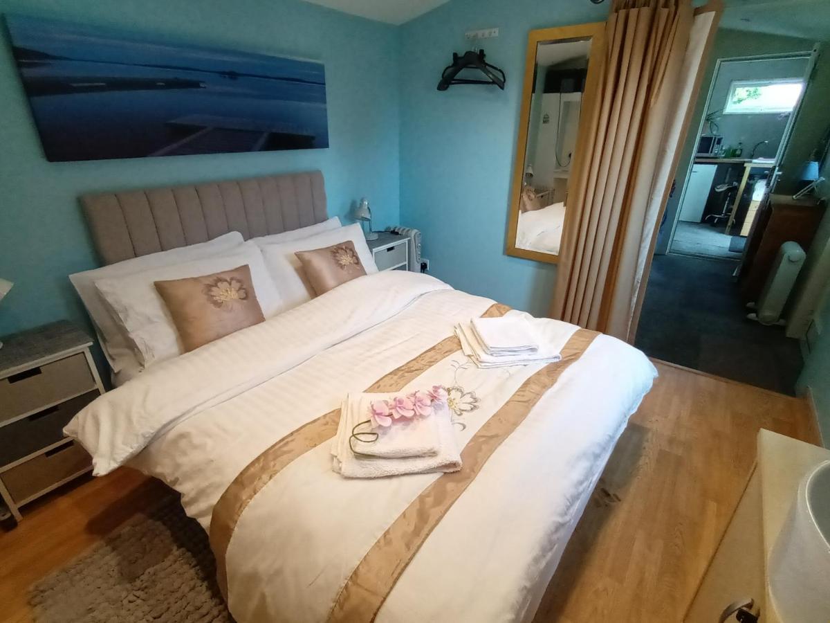 Private Suite In Oxfordshire, A40 Уитни Экстерьер фото